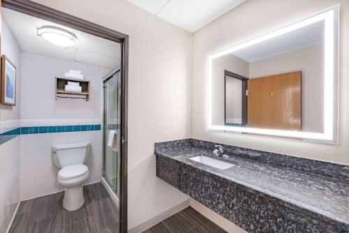 德卢斯AmericInn by Wyndham Duluth South Proctor Black Woods Event Ctr的一间带卫生间、水槽和镜子的浴室