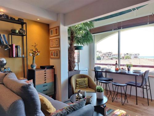 比达尔Apartment Zirlinga-9 by Interhome的客厅配有沙发和桌子