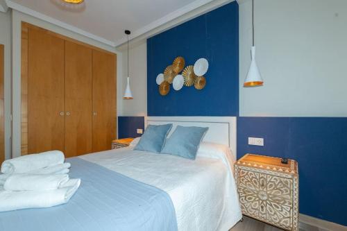 德尼亚Casa Azul的一间卧室配有一张蓝色墙壁和蝴蝶床。