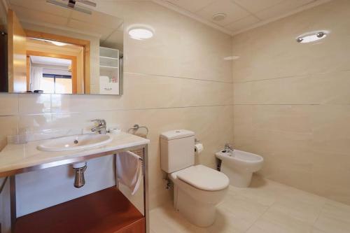 德尼亚Casa Azul的一间带卫生间和水槽的浴室
