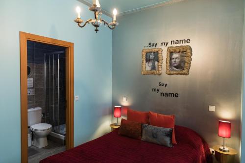 里斯本Lisbon Art Stay Apartments Baixa的一间卧室配有一张带两盏灯的床和一间浴室。