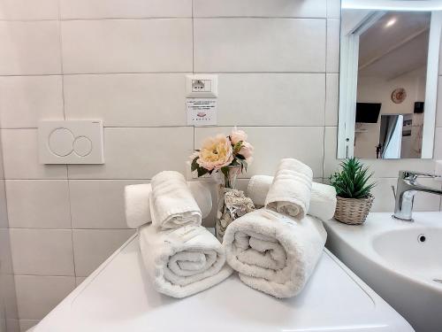 阿尔盖罗Protea House的浴室提供毛巾、水槽和镜子