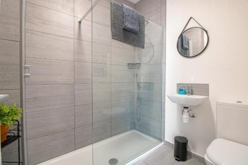 佩恩顿No.89 Stylish Ground Floor Apartment的带淋浴、卫生间和盥洗盆的浴室
