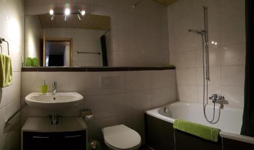 因内特基尔兴Wohnung Mit 2 Schlafzimmern Ürbach的浴室配有盥洗盆、卫生间和浴缸。