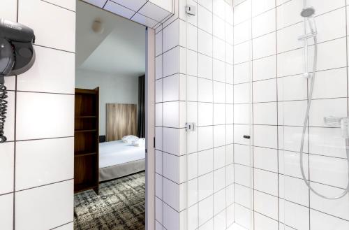 巴黎奥特利兹里贝特花园酒店的带淋浴的浴室和卧室