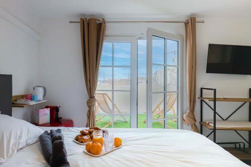 圣特罗佩Villa Sibille - Plein centre de Saint-Tropez的一间卧室设有一张床,享有阳台的景色