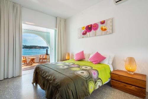 塔拉曼卡Villa Florimar的一间卧室配有一张床,享有海景