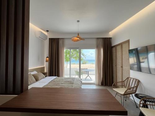 阿特米达Penthouse & apartments by the Sea airport Airstay的一间卧室配有一张床,享有海景