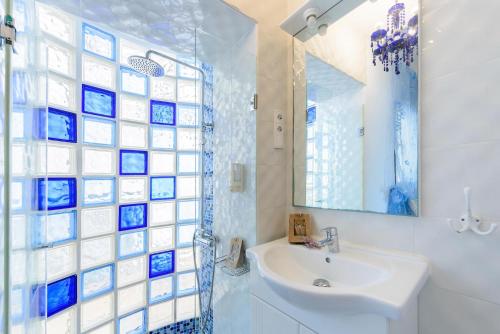 塔拉曼卡Villa Florimar的浴室配有盥洗盆和带镜子的淋浴