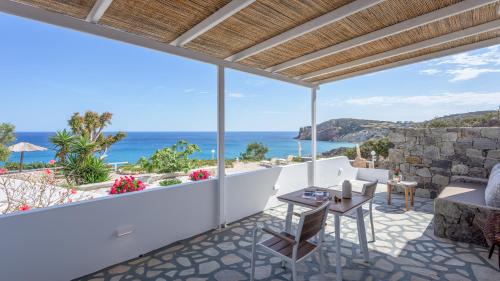 ProvatasGiourgas Studios & Apartments的从别墅的阳台可欣赏到海景