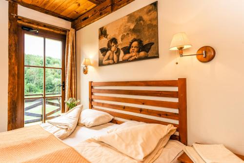 Vosbutai风车木屐乡村民宿的一间卧室设有两张床和窗户。