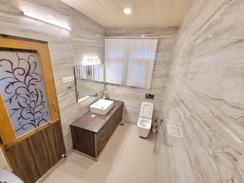斯利那加Taha Inn Home comfort的一间带水槽和镜子的浴室