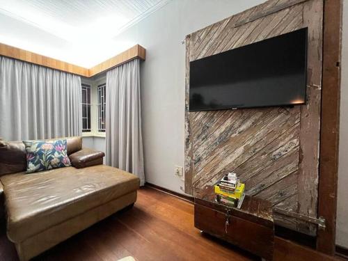 斯瓦科普蒙德Seaview Family Cottage的客厅配有沙发和墙上的电视