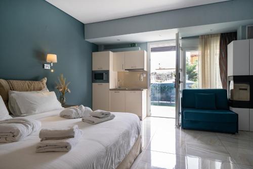 尼亚普拉莫斯Edem Luxury Apartments的一间卧室配有带毛巾的床