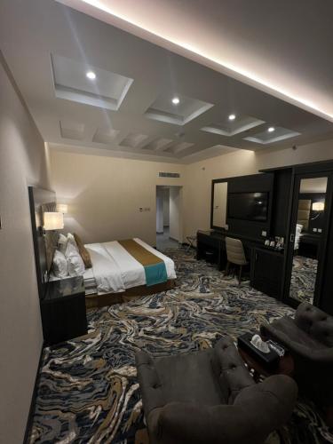 麦地那W Platinum Hotel的酒店客房,配有床和电视