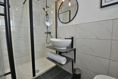 克利夫罗Quirky cottage set in Clitheroe的一间带水槽和镜子的浴室