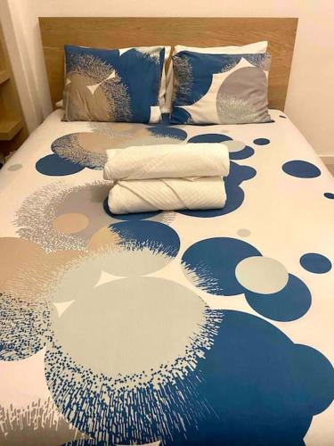 阿马多拉An elegant & cozy apartment的一张带蓝色和白色床单及枕头的床
