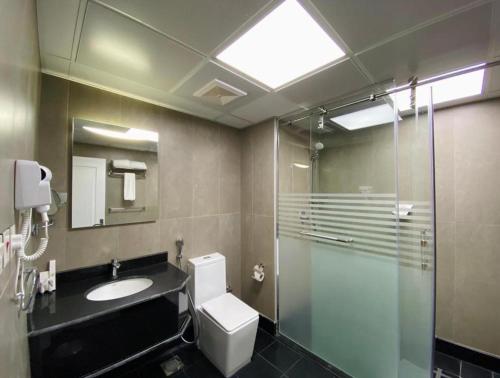 麦地那W Platinum Hotel的浴室配有卫生间、盥洗盆和淋浴。