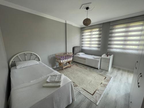 特拉布宗Greenland Villa Premium 61的卧室配有1张床、1张桌子和1把椅子