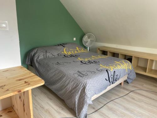 索米尔Maison Saumur的一间卧室配有一张床和一张桌子
