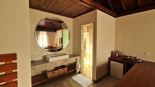 费尔南多 - 迪诺罗尼亚NANNAI Noronha Solar Dos Ventos的一间带水槽和镜子的浴室