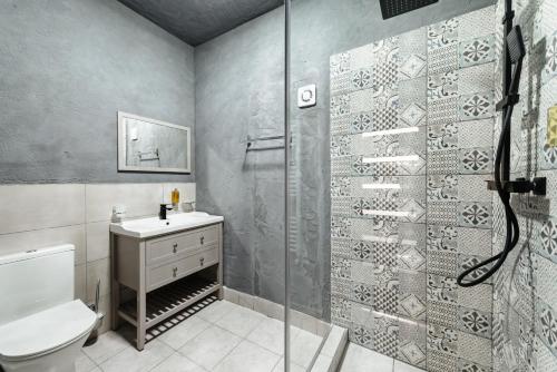 克卢日-纳波卡Palace Bulevard Inn的带淋浴、卫生间和盥洗盆的浴室