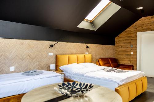 Hostel Dzika Kaczka的一间设有两张床和一张桌子的房间
