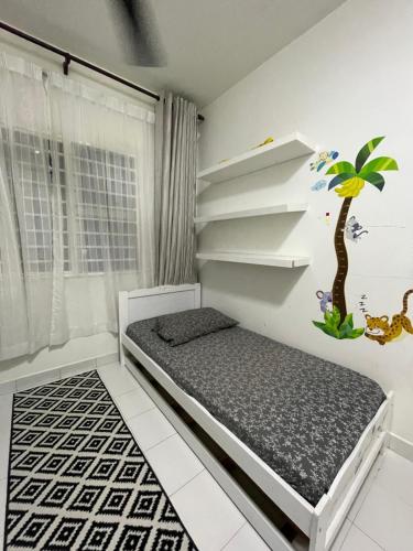 普特拉贾亚Homestay Putrajaya的一间小卧室,卧室内配有一张床,墙上挂着一棵树