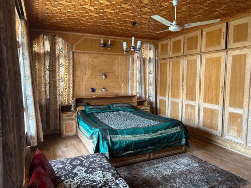 斯利那加Taha Inn Home comfort的卧室配有一张床铺,位于带木墙的房间内
