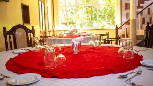 蒙巴萨Hotel Windsor-Mombasa的桌子上方有红色桌布的桌子