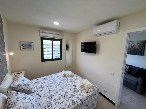 英格兰海滩Sunrise Apartment - Playa del Inglés的一间小卧室,配有床和窗户
