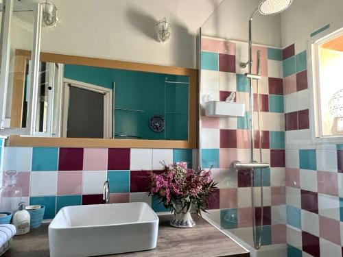Ganacla maison d'Anna chambres d hôtes的一间带水槽和镜子的浴室