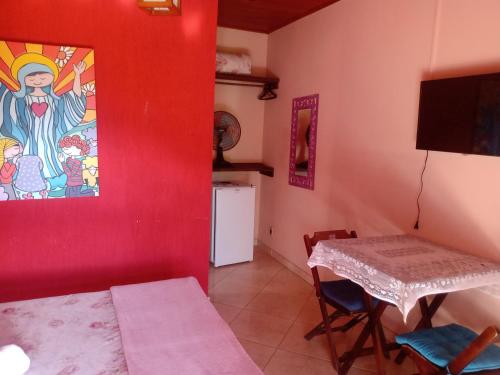 卢米亚Pousada luar da serra的一间房间,墙上挂着一张桌子和一幅画