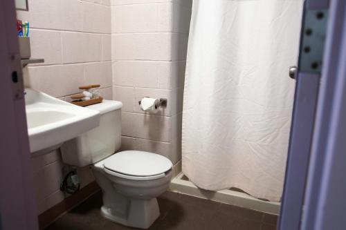 蒂明斯Residence & Conference Centre - Timmins的浴室配有白色卫生间和盥洗盆。