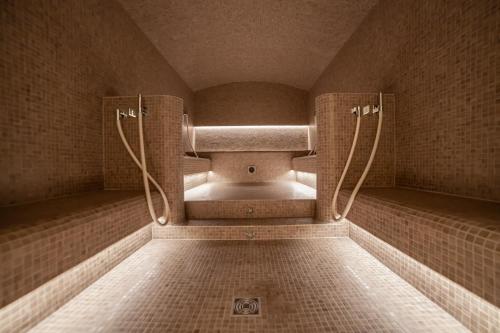 克莱恩 蒙塔纳Sport Club Residences & Spa的瓷砖浴室设有淋浴和