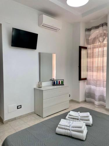 希拉L'atelier - Locazione turistica的浴室位于地面,配有镜子和毛巾。