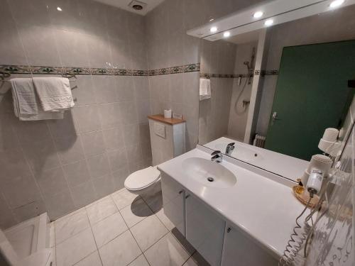 GrisollesLogis Hotels - Hôtel Le Relais des Garrigues的浴室配有白色水槽和卫生间。