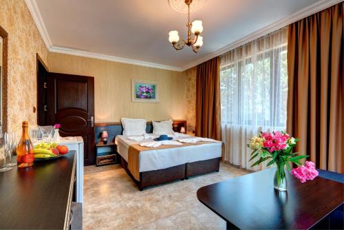 阳光海滩克可赤酒店的酒店客房配有一张床铺和一张桌子。