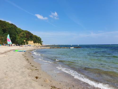 SchashagenCampingland Ostsee - Mobilheim A2Meeresbriese的沙滩上,有船在水里