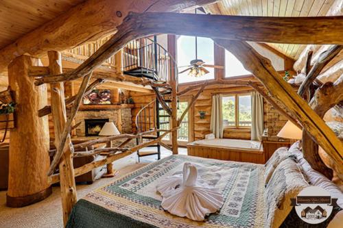 加特林堡Infinite Views - Secluded with Mountain Views cabin的小木屋内一间卧室,配有一张床