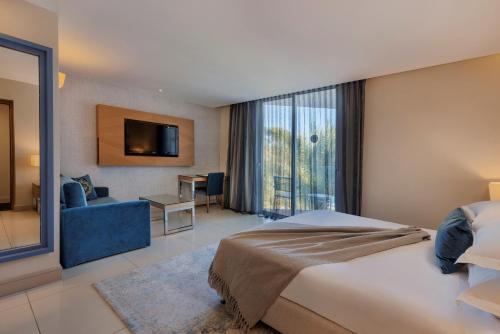 埃拉特Herbert Samuel The Reef Eilat的酒店客房设有一张床和一个大窗户