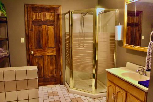 RockBrowning Lambert Resort - Hatfield McCoy and Local Off-Road Trails的带淋浴和盥洗盆的浴室
