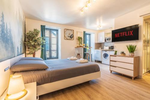 芒德Le CosyGreen - Central/Netflix/Wifi Fibre - Séjour Lozère的一间带大床的卧室和一间厨房