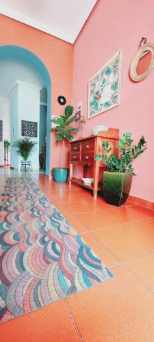 奇皮奥纳罗普里塞普拉亚酒店的一间拥有粉红色墙壁的客房,铺有色彩缤纷的地板
