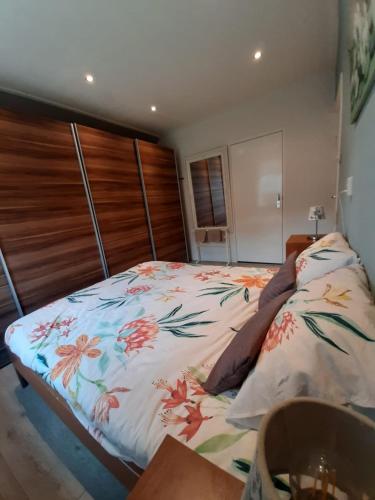 WilpKlein Eikelenkamp的一间卧室配有一张带花卉棉被的床
