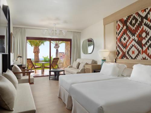 梅罗那瑞斯H10梅洛尼拉斯海滩皇宫酒店的酒店客房带两张床和一个客厅