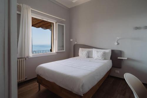 索里Villa Solaria的一间卧室设有一张大床和一个窗户。