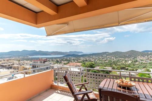 阿纳维索斯2 Bedroom Cozy apartment with Sea View and balcony的设有一个配有桌椅并享有美景的阳台。
