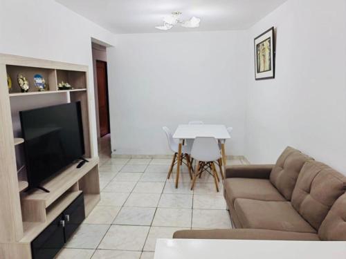 特鲁希略Apartamento en el Centro de Trujillo - Primer Piso的带沙发和平面电视的客厅