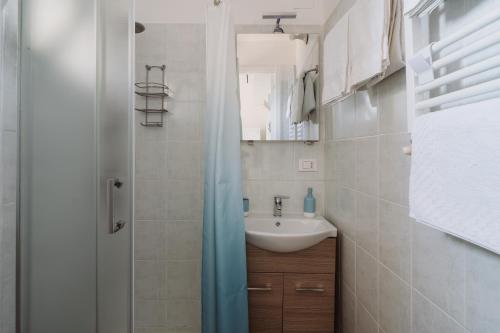索里Villa Solaria的一间带水槽和镜子的小浴室